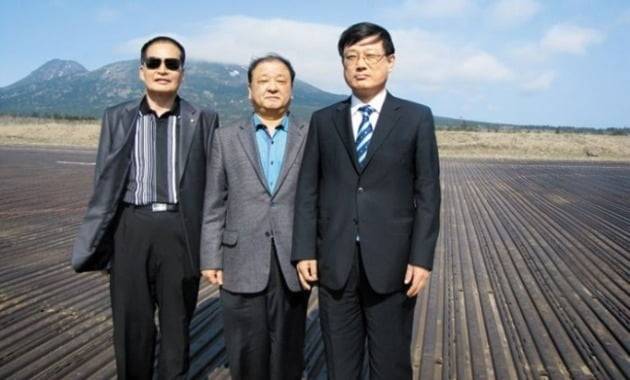 강창일 주일대사(가운데)가 민주당 의원 시절이던 지난 2011년 남쿠릴열도(북방영토)를 방문했을 당시 모습. 왼쪽부터 장세환 전 의원, 강 전 의원, 문학진 전 의원./ 강창일 전 의원 홈페이지