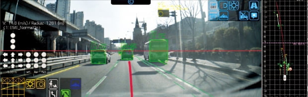 메르세데스-벤츠 C클래스에 탑재된 LG전자의 ADAS 카메라가 자동차 전방에 있는 물체를 촬영해 분석하고 있다.