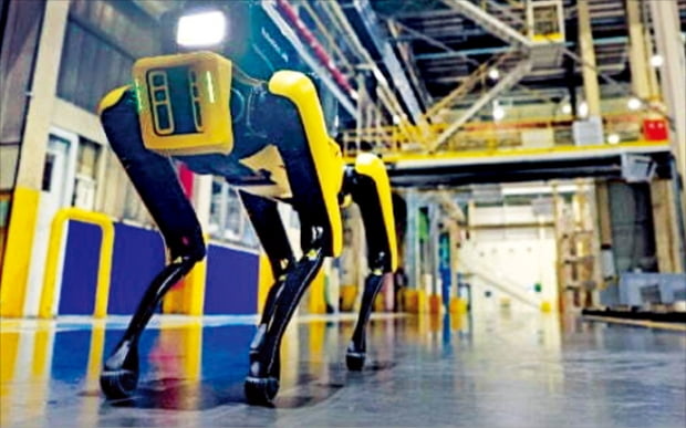 현대자동차그룹은 보스턴다이내믹스의 4족 보행 로봇 스폿을 기반으로 제작한 ‘공장 안전 서비스 로봇’을 기아 광명공장에 시범 투입했다. 현대차 제공