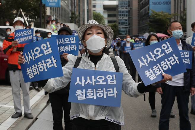 이낙연 지지자 시위 이낙연 전 대표 지지자들이 11일 서울 여의도 민주당사 앞에서 결선투표를 요구하고 있다.  국회사진기자단