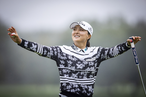 Ko Jin-young celebrates her win on the 18th hole in the fourth round of the LPGA tour's Cognizant Founders Cup golf tournament at the Mountain Ridge Country Club in East Caldwell, New Jersey, on Oct. 10. [EPA/YONHAP]