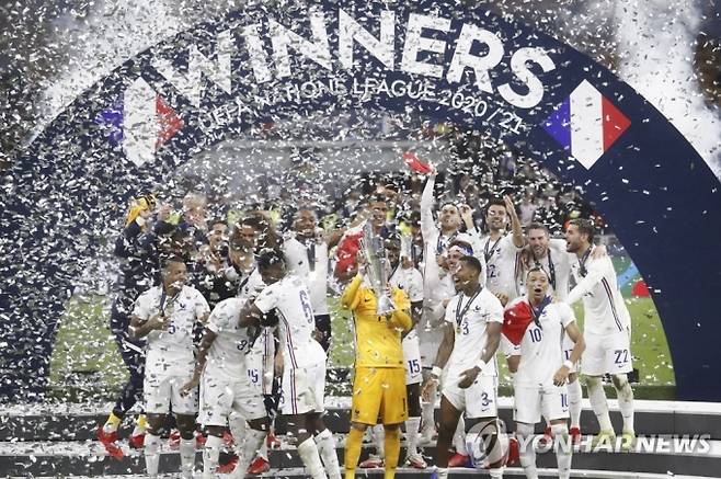 프랑스가 11일(한국시간) '2020-21시즌 UEFA 유럽네이션스리그' 결승전에서 스페인을 누르고 우승컵을 들어올렸다.   EPA/연합뉴스