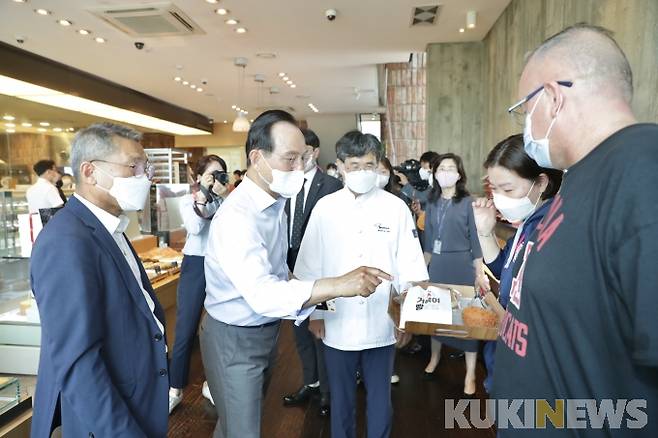 박상돈 천안시장이 '빵빵데이' 행사에서 참가자들과 함께 즐기고 있는 모습.
