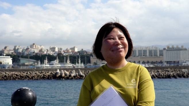 말도 잘하고 글도 정말 잘 쓰는 멋진 사람. 제주 바다에서 활짝 웃어보이는 민혜 님./사진=이주아 머니투데이 PD