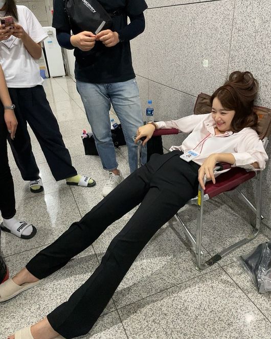 Actor So Yi-hyun flaunted superior physicalOn the afternoon of the 11th, So Yi-hyun posted a selfie on his personal SNS, saying Low Monday.So Yi-hyun then said, Our staff told me never to show anyone this picture, but I like it. My legs are so long!Today, I also do # red Guddu. He encouraged the drama Red Guddu .So Yi-hyun in the photo is sitting in a chair during a break during the shooting and resting comfortably.So Yi-hyun seemed to be somewhat uncomfortable, but he gave a playful atmosphere with a clear smile.So Yi-hyun acquaintance laughed, saying, I finally raised it, and the fans also expressed their gratitude to So Yi-hyun, saying, I am always looking good, I am long, and I support you.Meanwhile, So Yi-hyun has two girls in 2014 with In Gyo-jin and marriage.So Yi-hyun SNS