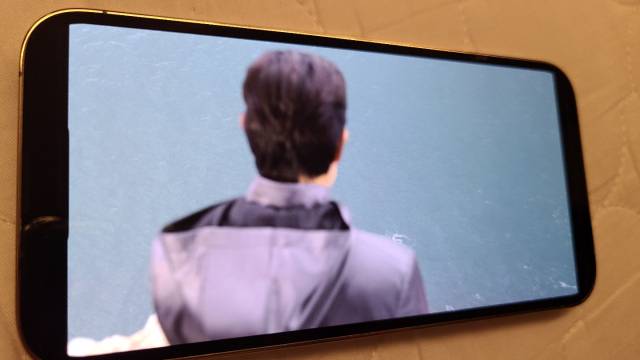 동영상 재생시 왼쪽 검은색 배경 중간 부분에 노치 하단 일부분이 튀어 나와 있다./사진=노현섭 기자