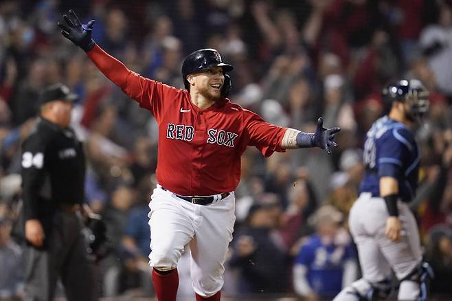 보스턴 크리스티안 바스케스가 끝내기 홈런을 때린 뒤 환호하며 달려가고 있다. | AP연합뉴스