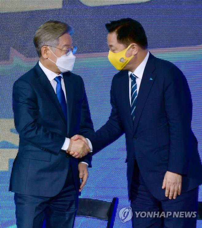 악수하는 더불어민주당 이재명 대선 후보와 김두관 의원 [연합뉴스 자료사진]