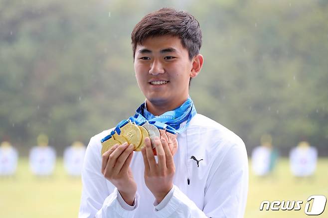 11일 오후 경북 예천진호국제양궁장에서 열린 제102회 전국체육대회 양궁 남자 고등부 개인전에 출전해 우승하며 4관왕을 차지한 경북선수단 소속 김제덕(경북일고)이 전국체전에서 수상한 메달을 모두 목에 건 뒤 포즈를 취하고 있다. 김제덕은 이번 대회에서 금메달 4개, 은메달 1개, 동메달 2개 등 모두 7개의 메달을 목에 걸었다. 2021.10.11./뉴스1 © News1 공정식 기자