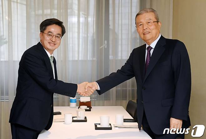 대선 출마를 선언한 김동연 전 경제부총리와 김종인 전 국민의힘 비상대책위원장이 12일 오전 서울 중구의 한 식당에서 가진 조찬 회동에서 악수하고 있다. 2021.10.12/뉴스1 © News1 국회사진취재단