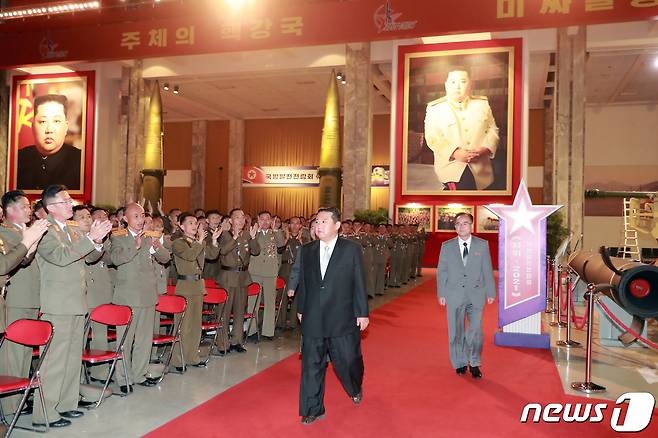 (평양 노동신문=뉴스1) = 북한이 노동당 창건 76주년을 맞아 국방발전전람회 '자위-2021'를 11일 3대혁명 전시관에서 개최했다고 당 기관지 노동신문이 12일 보도했다. 사진은 개막식이 끝난 뒤 전람회장을 돌아보는 김정은 총비서. 신문은 전람회장에 "최근 5년간 개발생산 된 각종 무기, 전투기술기재를 위주로 강력한 조선의 국방력이 집결됐다"라고 말했다. [국내에서만 사용가능. 재배포 금지. DB 금지. For Use Only in the Republic of Korea. Redistribution Prohibited] rodongphoto@news1.kr