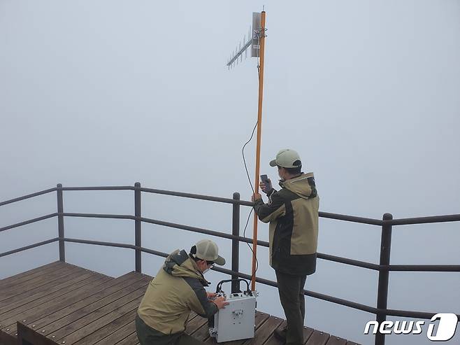 충북 보은의 속리산 문장대 일원에 설치된 통신장비. (속리산공원사무소 제공)© 뉴스1