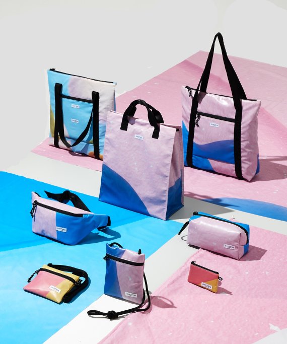현대백화점이 폐현수막을 업사이클링해 만든 그린 프렌즈 패션 가방 각사 제공