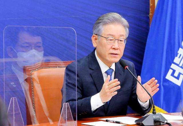 이재명 더불어민주당 대선후보가 11일 국회 민주당 대표실에서 당 지도부와 상견례하면서 모두발언을 하고 있다. 뉴스1