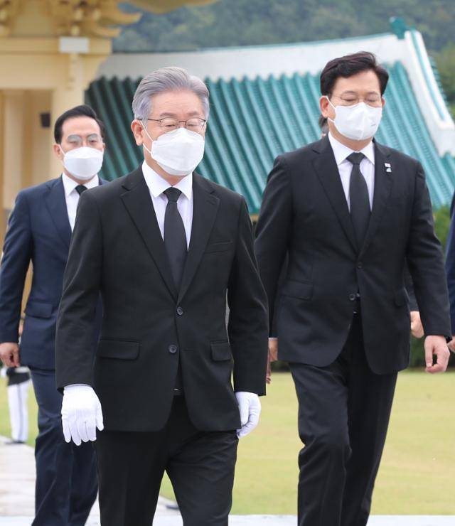 이재명(오른쪽에서 두 번째) 더불어민주당 대선후보가 11일 대전국립현충원에서 송영길(오른쪽) 대표와 함께 현충탑으로 걸어가고 있다. 대전=공동취재사진