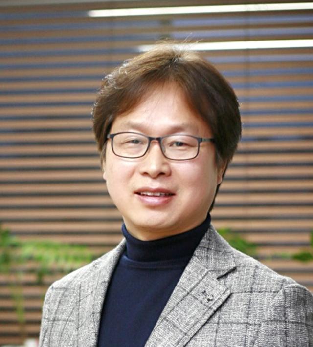 새로운 플라스틱 생분해기술을 개발한 김경진 경북대 생명과학부 교수.