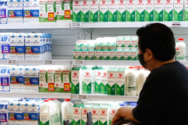 지난 5일 서울 시내 대형마트에서 한 시민이 우유를 고르고 있다. 이달 들어 우유가격이 일제히 오르며 대형마트 내 흰우유 1L 가격이 2,000원대 후반이 됐다. 뉴스1