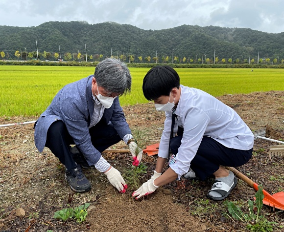 조병철(왼쪽) 남부지방산림청장이 12일 '2050 탄소중립' 실현을 위해 한국생명과학고등학교에서 소나무를 식재하고 있다. [사진=남부지방산림청]