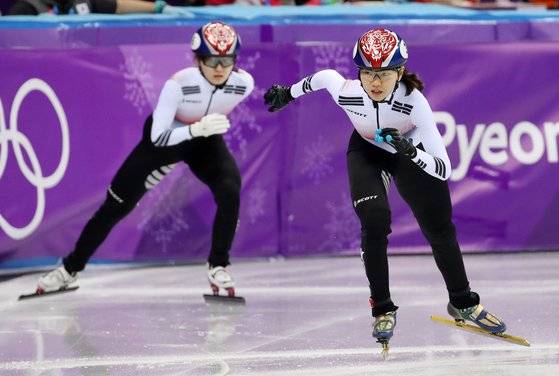 [2018년 2월 22일 강릉 아이스아레나에서 열린 2018 평창동계올림픽 쇼트트랙 여자 1000ｍ 결승에서 함께 넘어진 심석희(오른쪽)와 최민정이 일어나 다시 달리고 있다. [연합뉴스]