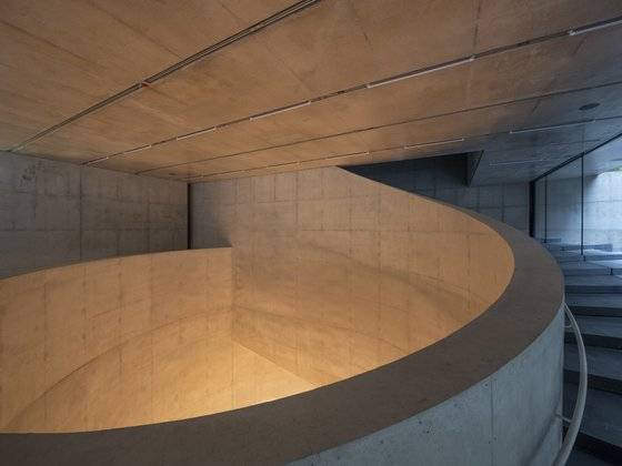 ST송은빌딩. 1층 로비에서 2층으로 올라가는 계단이다. © Jihyun Jung. [사진 송은문화재단]