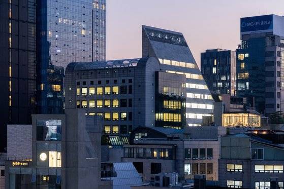 멀리서 본 송은문화재단 신사옥 뒷면. ©Iwan Baan. [사진 송은미술문화재단]