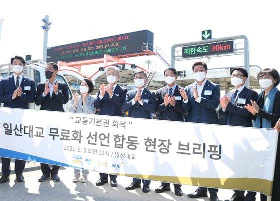 지난달 3일 일산대교에서 열린 ‘일산대교 공익처분 계획 합동 브리핑’. 이재명 경기지사(왼쪽 네번째)와 최종환 파주시장, 정하영 김포시장, 이재준 고양시장, 지역 국회의원 등이 참석했다. 사진 경기도