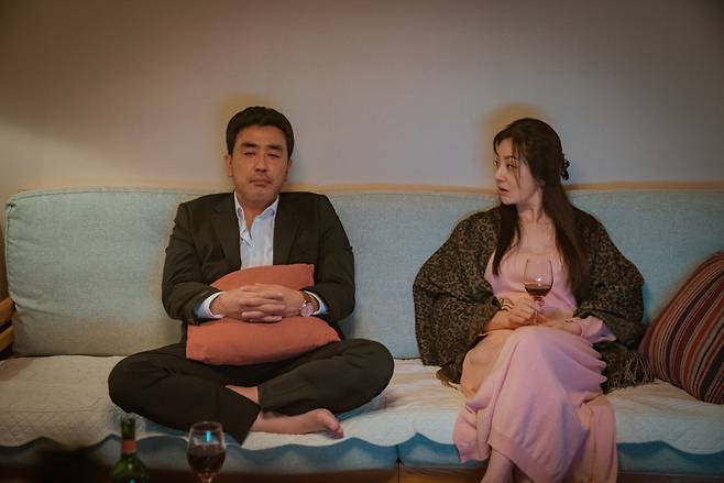 Ryu Seung-ryong and Oh Na-ra play a divorced couple in “Perhaps Love.” (New)