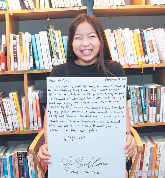 Yoo A-jin, 11, holds a handwritten thank-you letter that she received from Christopher Del Corso, the current head of the U.S. Embassy Seoul. [CHILGOK COUNTY OFFICE]