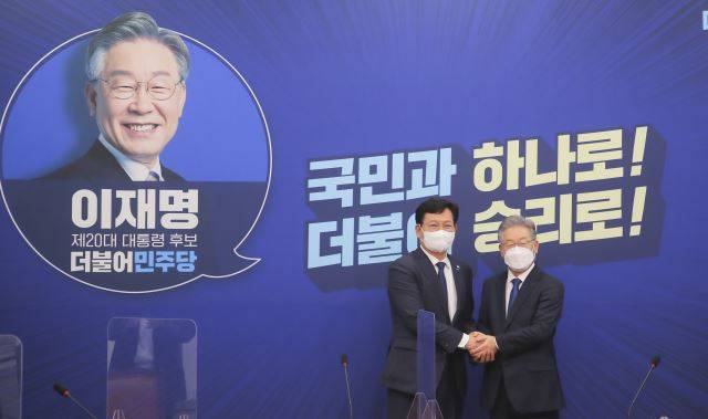 이재명 더불어 민주당 21대 대통령 후보와 송영길 민주당 대표가 11일 국회 당대표 회의실에서 열린 당지도부- 대통령 후보 상견례에 앞서 기념촬영을 하고 있다. 국회사진기자단