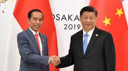 President Joko “Jokowi” Widodo (left) shakes hands with Chinese President Xi Jinping (right) during the G20 Summit in Osaka, Japan, in June 2019.(Presidential Palace Press Bureau/Laily Rachev)