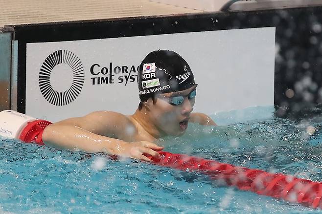 황선우가 전국체전 남자 수영 200m 결승에서 한국 신기록을 세우며 1위를 차지했다. 사진은 황선우가 400m 결선에서 1위를 차지하고 숨을 몰아 쉬는 모습. /사진=뉴스1
