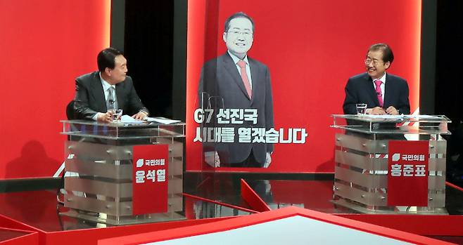 국민의힘 윤석열(왼쪽), 홍준표 대선 예비후보가 11일 오후 광주 서구 치평동 KBS 광주방송총국에서 호남권 합동토론회를 준비하고 있다. 연합뉴스