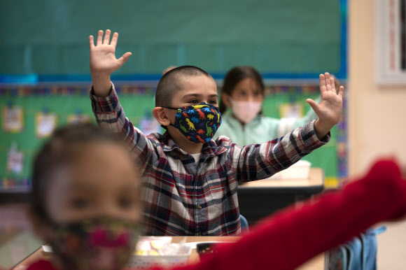 지난 4월13일 미국 캘리포니아주 로스엔젤레스에 위치한 한 유치원에서 아이들이 수업에 참여하고 있다. 로스엔젤레스=AP연합
