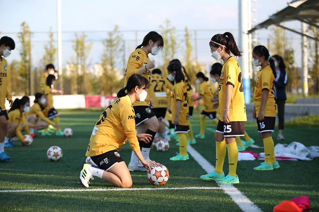스포츠토토 여자 축구단 선수들이 세종스포츠토토 유소녀 축구교실 회원들과 특별 훈련을 진행하고 있다. 스포츠토토 제공