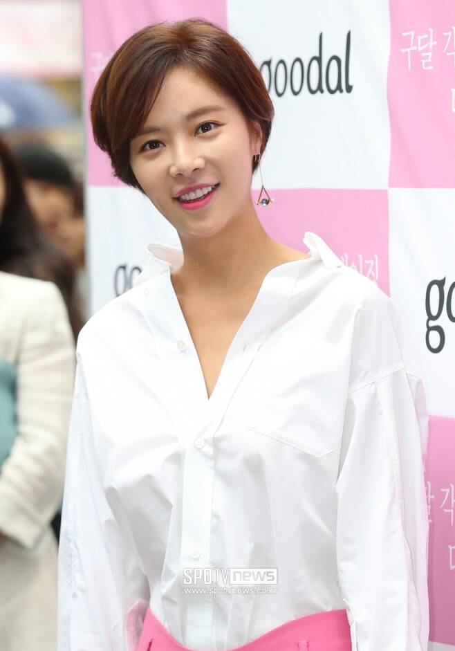 Actor Hwang Jung-eum (36) announced the double slope to the second pregnancy following the reunion with Husband Lee Young-don. Hwang Jung-eum agency CJS Entertainment official said on the 12th, Hwang Jung-eum pregnancy.We are expecting a baby next year, she said.Hwang Jung-eum and Husband Lee Young-don are happy to prepare for their second child.Currently, Hwang Jung-eum is taking stability and concentrating on prenatal education.The Hwang Jung-eum couple were hit by a break-up Danger in September last year, four years after their marriage.The two submitted a divorce mediation application to Seongnam Support in Suwon District Court and actually took the divorce procedure.The agency also acknowledged the destruction of the two people and kept the reason for the divorce secret, saying, I will make it easy to negotiate the divorce.The two men, who had a mediation period for the diverce, decided to solve misunderstandings about each other and maintain their relationship with the couple.There was a serious conflict just before the divorce, but the two people understood each other and decided to look at each other.The two men, who had time to recall the meaning of marriage and marriage, became as friendly as newlyweds.The two of them, who have also traveled to Hawaii together, recently received the happy news of the second pregnancy, the back door of the family, all of whom are delighted and happy to wait for birth.Recently, Hwang Jung-eum traveled to Jeju and visited Park Han-bums cafe, which received a bouquet at the time of his wedding.It is said that he celebrated his second pregnancy together with his close friend who received his bouquet on his preaching trip.Hwang Jung-eum and Lee Young-don met with the introduction of Han Sul-ah, a close associate of Hwang Jung-eum.The pair went public with their devotion in December 2015, and after two months, they married in February 2016; the two have a son in their lower quarters.