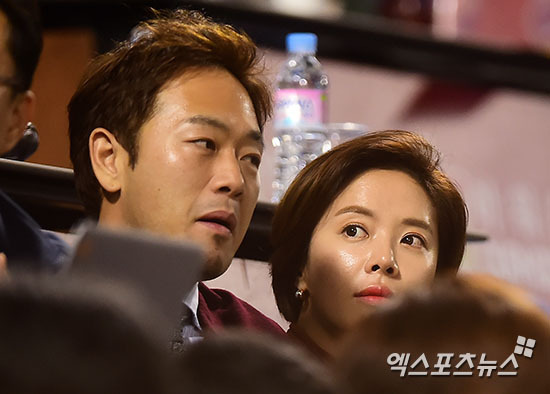 The actor confirmed that the pregnancy is right, and we are going to give birth next year, a CJS Entertainment official said on December 12.Hwang Jung-eum is now in the early stage of pregnancy, and is devoted to preaching and is in stable condition.Husband Lee Young-don and his family are all known to be happy to wait for the second birth.Hwang Jung-eum married professional golfer and businessman Lee Young-don, whom he met in February 2016 with the introduction of his fellow Han Sul-ah; in July of the following year, he held his son in his arms.However, in September last year, four years after marriage, he submitted a Divorce media application to Seongnam District Court in Suwon District Court.At the time, the agency said, I will make it possible to negotiate a duty smoothly.I would like to ask you to understand that details such as the reason for the diverce can not be revealed because of the personal life of the individual. Fortunately, the two men understood the differences in their positions during the divorce adjustment process in July and reconciled them through deep dialogue, announcing the reunion news that they decided to continue the couples kite again.Later, the Hwang Jung-eum and Lee Young-don couple spent time in Hawaii with their son.It was reported that the two people who overcame Danger of Pagyeong and decided to reunite are living with their children, and they enjoyed their family time in Busan and Jeju.Hwang Jung-eum was born in 1985 and made his debut as a group Suga in 2002; he turned to actor after Withdrawal in 2004, and announced his face with the sitcom High Kick Through the Roof.The drama Giant, I can hear my heart, Secret, Kill Me, Hilmi, She Was Beautiful and other hits were recognized for their ability to act.Last year, I met viewers with Twin Gappo Cha and Hes the guy.Lee Young-don is a former professional golfer and businessman who runs a iron mine company on the Japan professional golf tour.He made his official debut as a professional golfer and participated in the 2012 Challenge Tour when he joined the Korea Professional Golf Association (KPGA) in December 2006, when he won the National University Federation.Photo: DB, Hwang Jung-eum Instagram