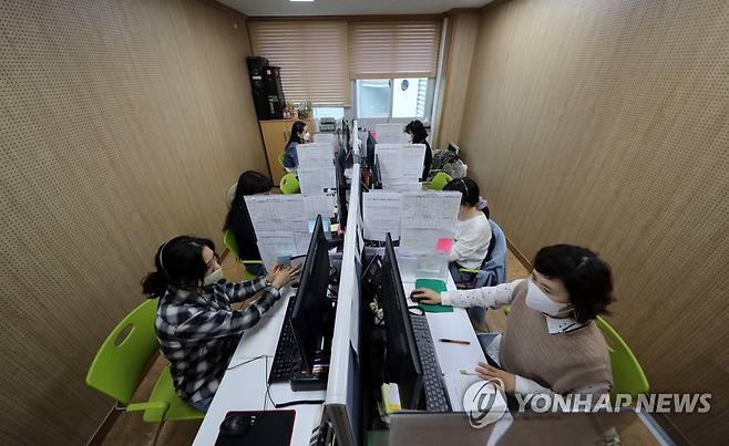 코로나19 백신에 독감 백신 예약까지 콜센터 '분주' (광주=연합뉴스) 박철홍 기자 = 12일 오후 광주 북구보건소 코로나19 콜센터에서 직원이 기존 코로나19 백신 예약에 부스터 샷과 독감 백신 접종 문의에 대응하느라 분주한 모습이다. 2021.10.12 pch80@yna.co.kr