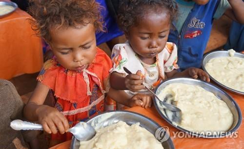 마다가스카르 기후변화에 따른 기근 직면 지난달 30일 마다가스카르 남부 아노시 지역의 마로피아 노르드 마을에서 어린이들이 영양실조 아동에게 따뜻한 음식을 제공하는 아보체 급식 프로그램의 식사를 하고 있다. [로이터 연합뉴스] 2021.10.12 photo@yna.co.kr