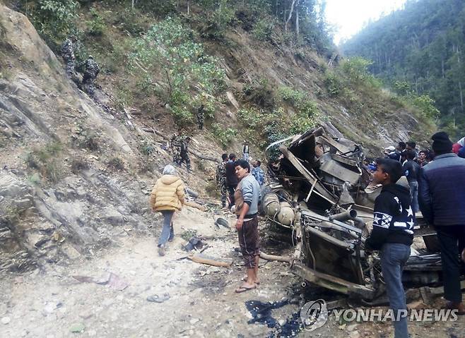 2017년 네팔에서 발생한 버스 사고 현장 [BHIM BAHANDUR SINGH/EPA 연합뉴스 자료사진 . 재판매 및 DB 금지]