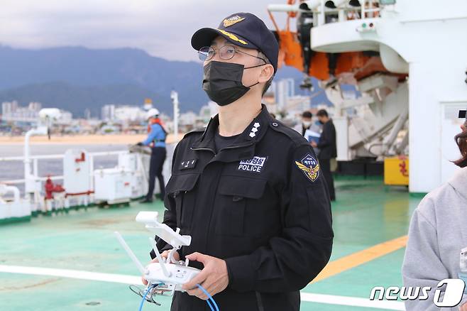 이국종 아주대 외상연구소 교수가 13일 속초해경이 주관한 4분기 수난대비 훈련해 참가해 직접 드론 비행 시범을 보이고 있다.(속초해경 제공) 2021.10.13/뉴스1