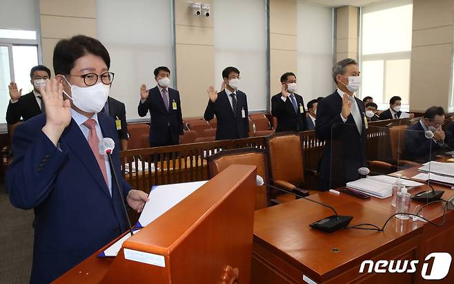 권영진 대구광역시장이 13일 국회 행정안전위원회의 대구광역시, 전라북도 국정감사에서 증인선서를 하고 있다. 2021.10.13/뉴스1 © News1 오대일 기자