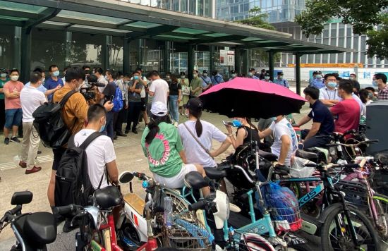 지난달 15일 중국 광둥성 선전에 있는 헝다그룹 본사 앞에 투자자들이 몰려들어 돈을 돌려달라고 요구하고 있다. [이미지출처=연합뉴스]