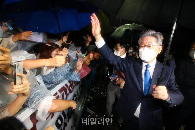 이재명 경기도지사가 10일 오후 서울 송파구 SK올림픽핸드볼경기장에서 열린 더불어민주당 제20대 대통령선거 후보자 선출을 위한 서울 합동연설회에서 수락연설을 마친 뒤 밖에서 기다리던 지지자들과 인사하고 있다. ⓒ국회사진취재단.데일리안 홍금표 기자