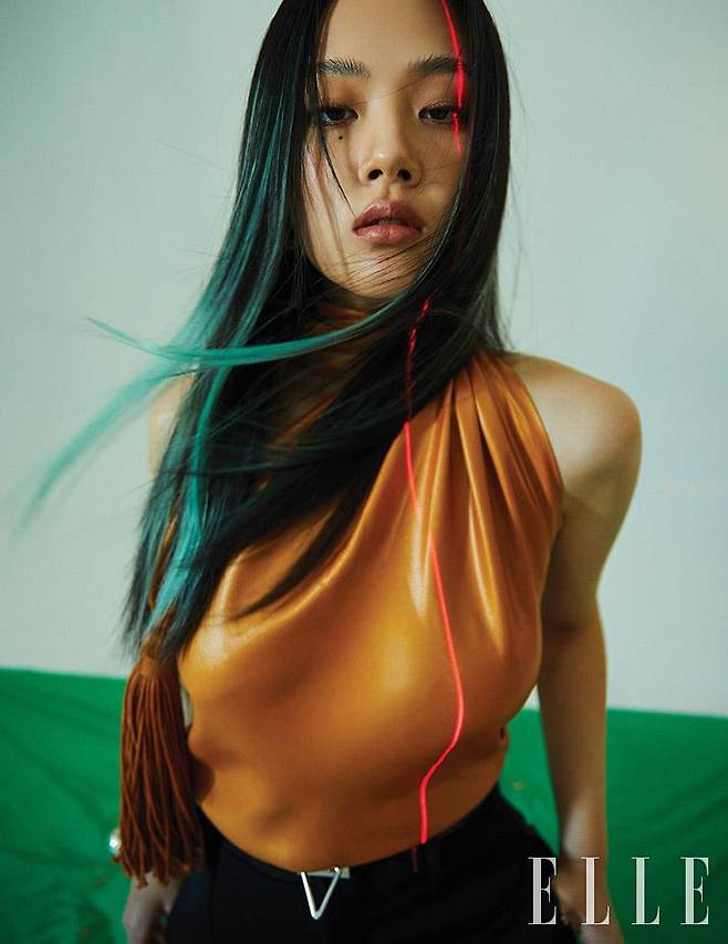 프린지 장식을 더한 홀터넥 톱은 Bottega Veneta.