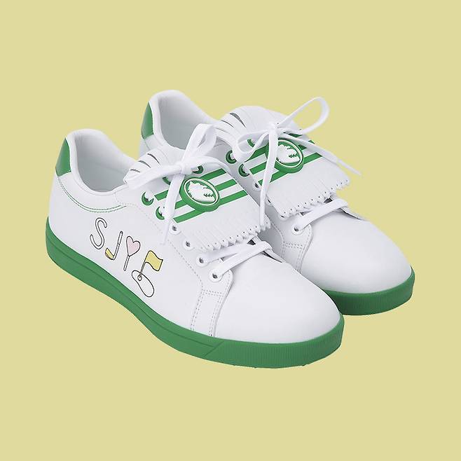 골프를 재해석한 로고로 장식한 SJYP 골프 라인 스니커즈.