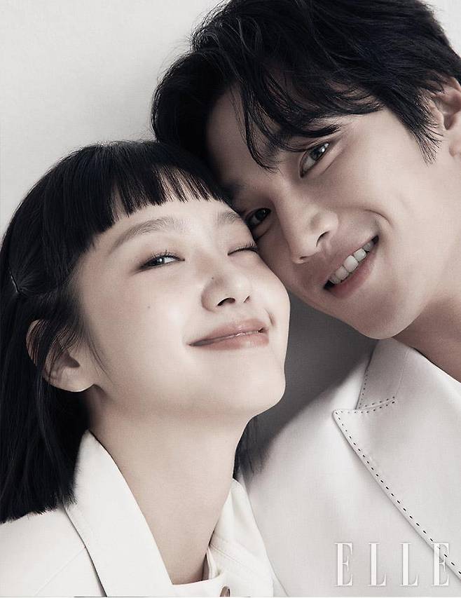 화이트 테일러드 재킷과 베스트는 모두 Gabriel Lee.