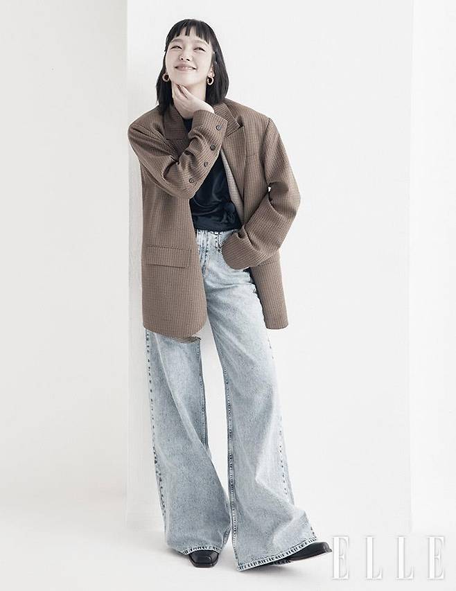 오버사이즈 실루엣의 레이어드 체크 재킷과 네이비 톱은 모두 Rokh. 부츠 컷 데님 팬츠는 Isabel Marant. 스퀘어 토 앵클부츠는 Gianvito Rossi. 골드 이어링은 배우 소장품.