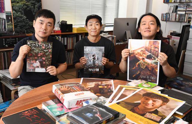 프로파간다의 최지웅(왼쪽부터), 박동우 실장과 이동형 팀장이 서울 압구정로 사무실에서 그동안 작업한 작품들의 포스터를 들어 보이고 있다. 배우한 기자