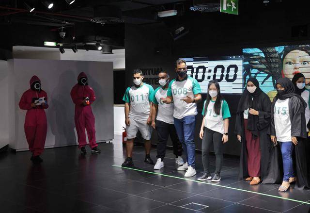 12일 아랍에미리트 아부다비의 한국문화원에서 열린 '오징어 게임' 체험 행사에서 참가자들이 '무궁화 꽃이 피었습니다'를 하고 있다. 아부다비=AFP 연합뉴스