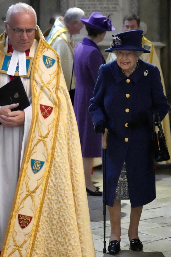영국 엘리자베스 2세 여왕이 12일(현지시간) 지팡이를 짚고 웨스트민스터 사원에 들어가고 있다. 로이터=연합뉴스